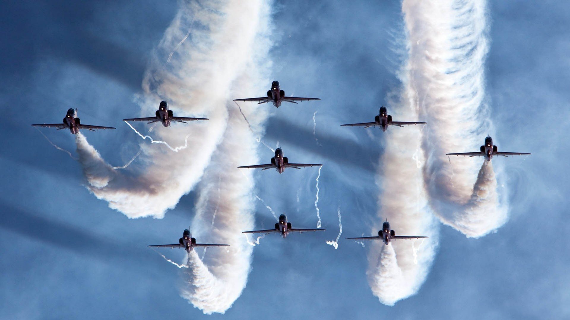 国家队提升防守对位意识降低对手得分效率，防守队员面对对手,双脚以正常的跨立姿势着地