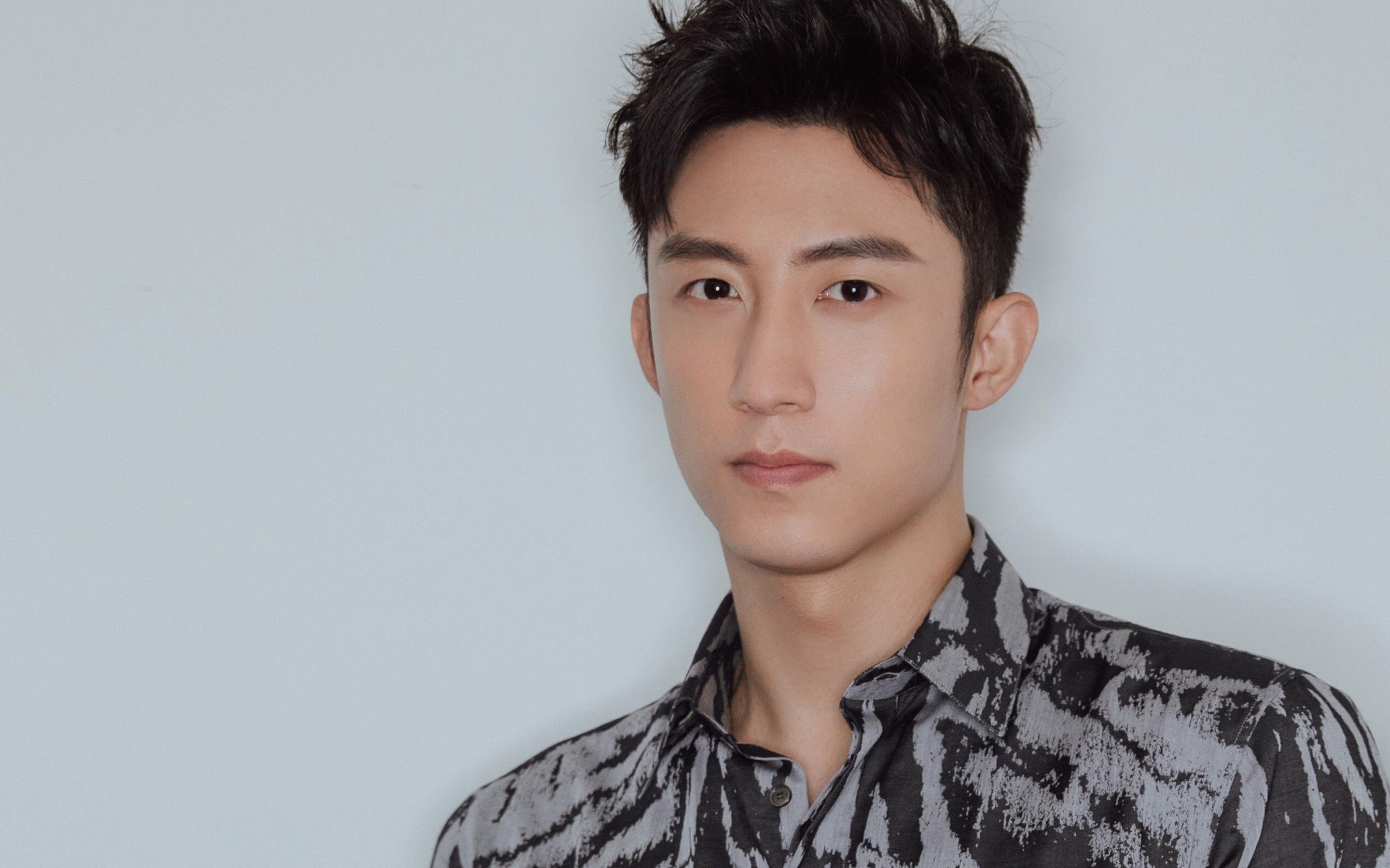 国家队提升防守对位意识降低对手得分效率，防守队员面对对手,双脚以正常的跨立姿势着地