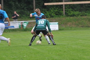 足球教练战术布置备受关注，足球教练考虑到对手阵型